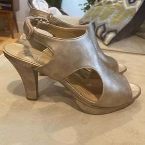 Naturalizer heels size 8.5